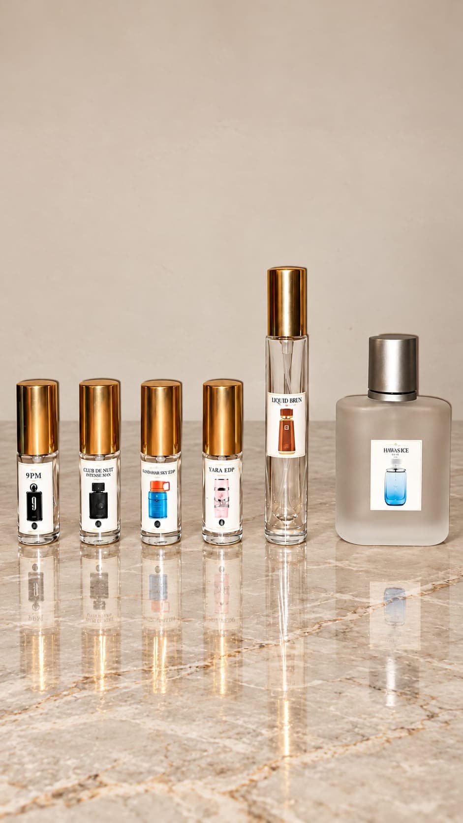 Decants de vidrio sobre mármol